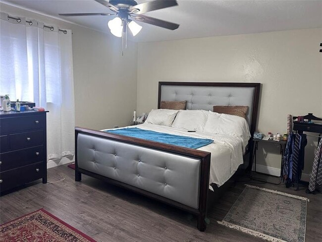 Building Photo - 3900 SW 52nd Ave