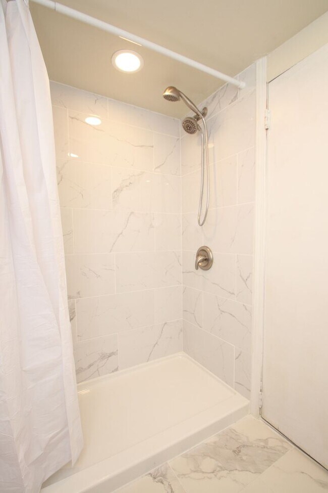 Building Photo - Spacious Bilevel 1 BR, 1.5 BA & More!*Avai...