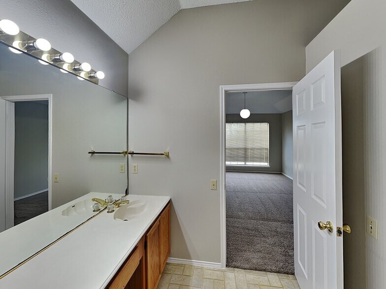 Building Photo - 221 Seegers Dr