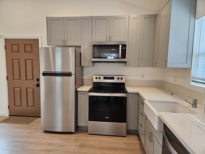 Building Photo - 3172 1/2 Farnsworth Ave