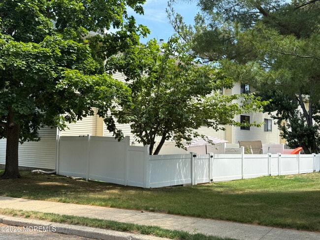 Building Photo - 211 Clubhouse Dr