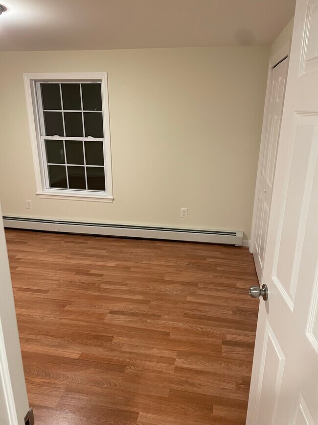 Building Photo - 18 Sarah St