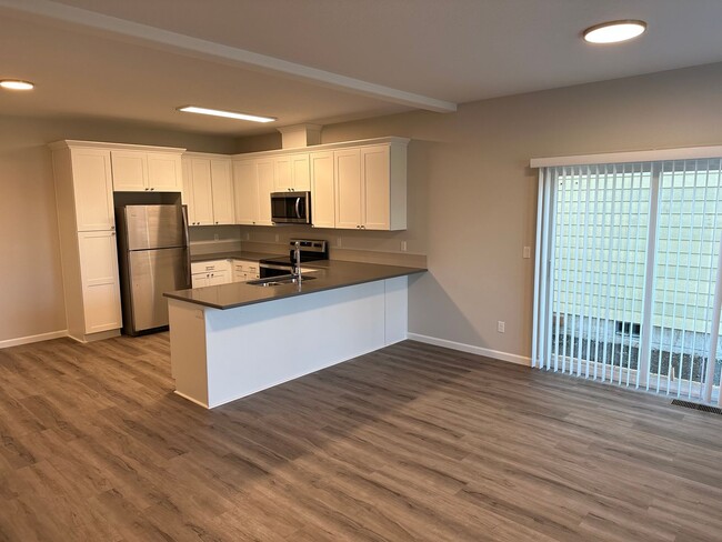 Building Photo - New 3 Bed / 2.5 Bath Duplex! $250 Amazon G...