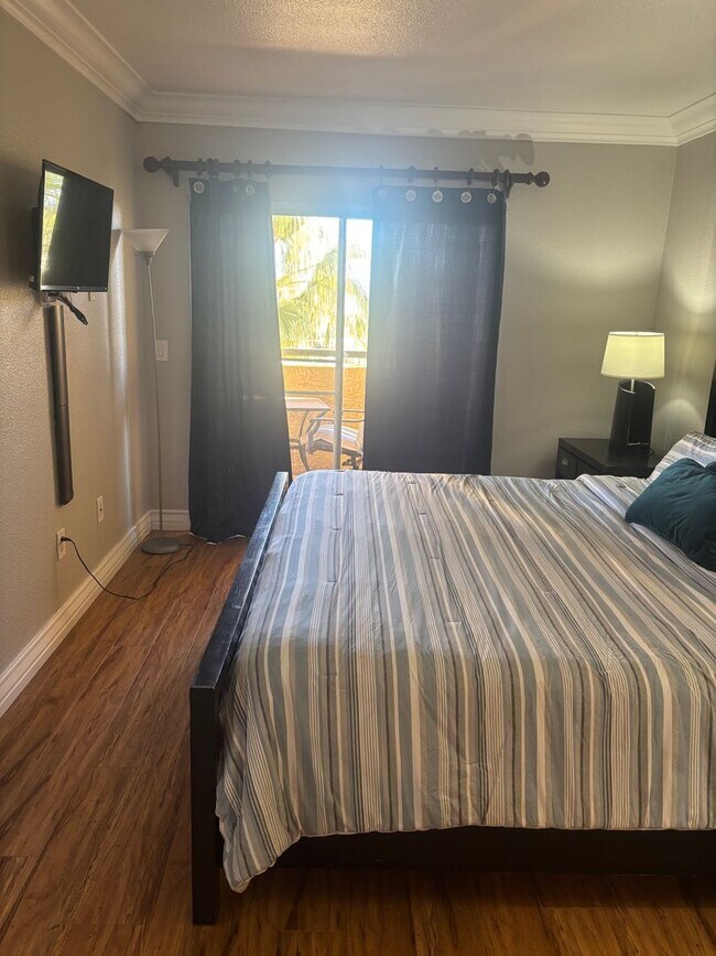 Building Photo - Meridian 1 Bed | 1 Bath Top-Floor Unit with Great City Views.Newly Upgraded with Laminate Floorin...