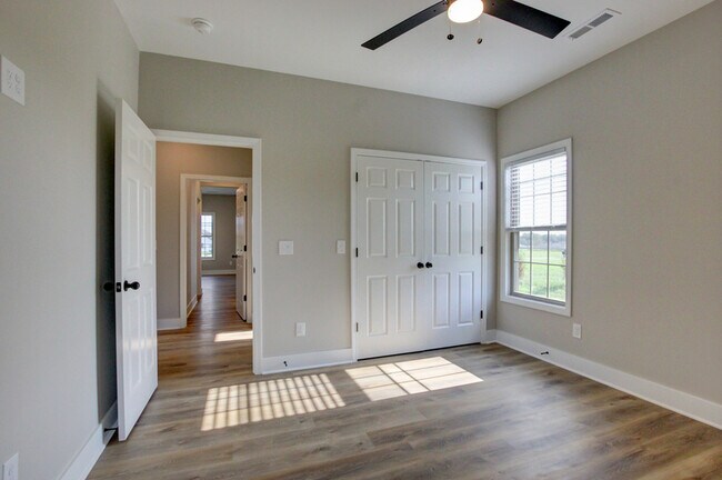 Building Photo - 102 Riverbend Dr