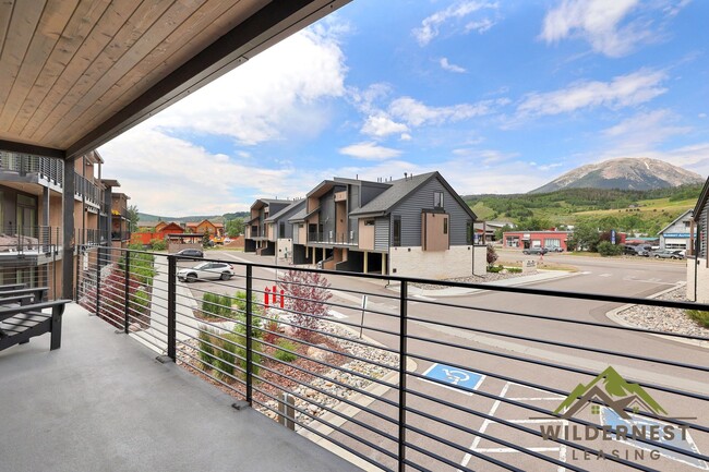 Building Photo - Modern Furnished Condo with Mountain Views...