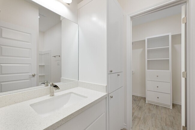 Building Photo - 2326 Summit Rd