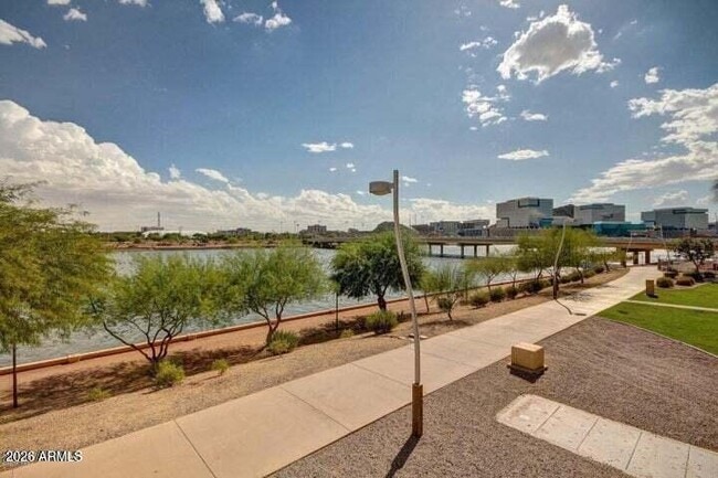 Building Photo - 945 E Playa Del Norte Dr