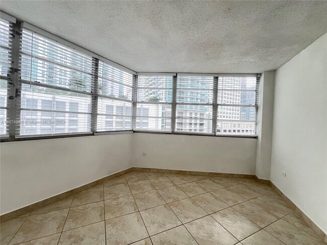 Building Photo - 999 Brickell Bay Dr