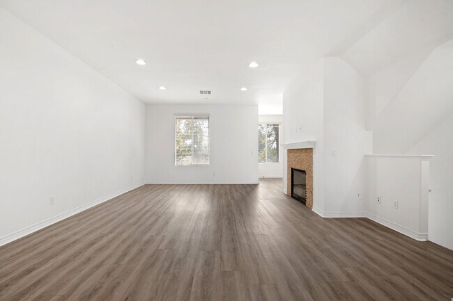 Building Photo - Spacious 4 Bedroom TownHome in Garden Grove!