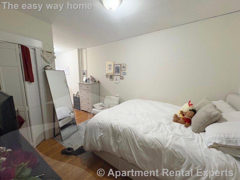 Building Photo - 489 E Broadway