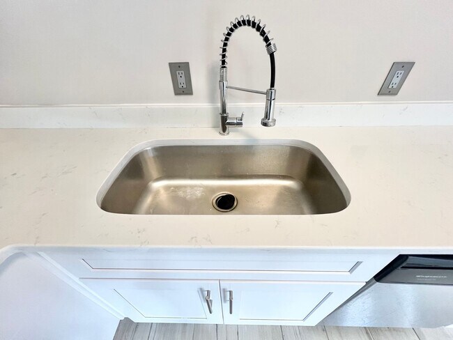 Building Photo - Meridian Apartments Your Gateway to Everything in Hampton Roads