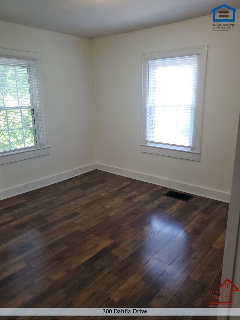 Building Photo - 300 Dahlia Dr