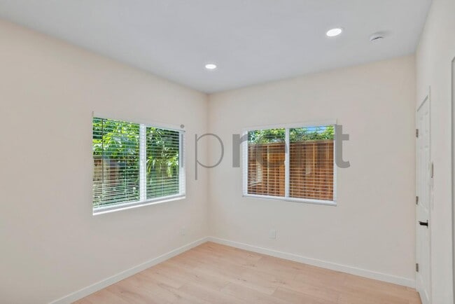 Building Photo - Unit A
