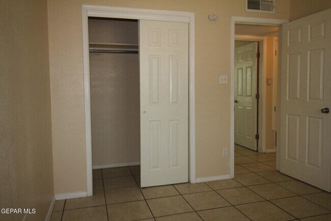 Building Photo - 9145 Begonia Pl