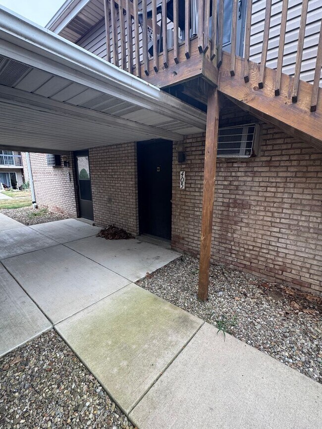 Building Photo - Moon Twp -  1 Bedroom 1 Bathroom - Tree To...