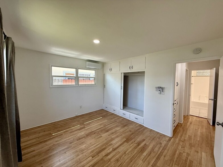 Building Photo - 716 S Walnut Ave