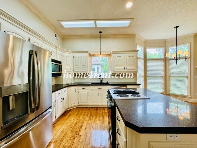 Building Photo - Exceptional 1.5 Story Home in the Prestigious Loch Lloyd Community!