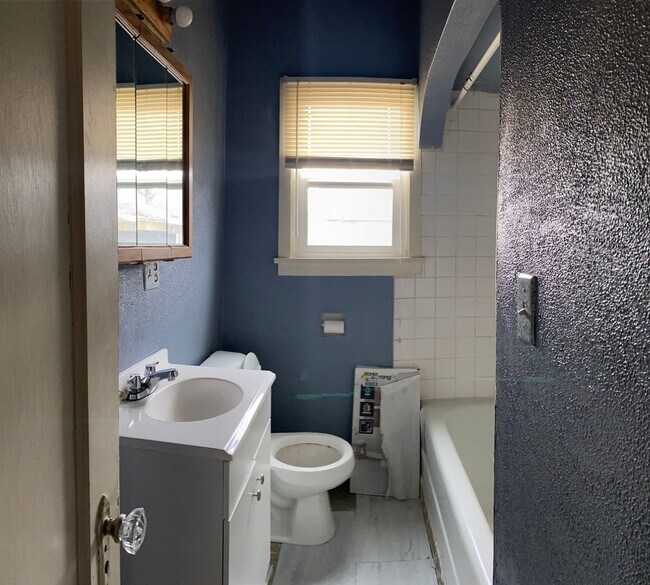 Building Photo - Duplex Close To Everything