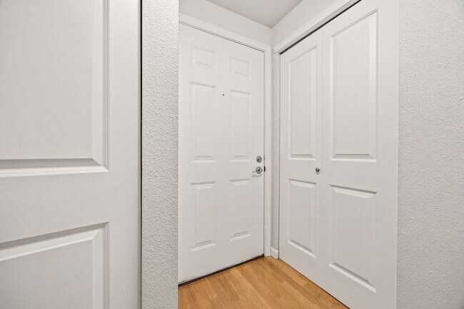 Building Photo - Location, Location!! 2-bedroom Condo in Ma...