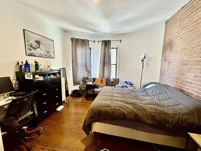Building Photo - 2bed/1 bath in Allston