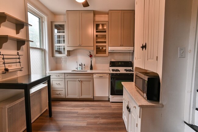 Building Photo - Charming 3 Bedroom on Verbeke St w Off Str...