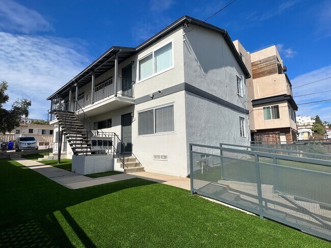 Building Photo - 2BD 1BA Apt Next to USD - Spacious Upstairs Unit, Pet Friendly, 1 Parking Space, No Carpet, Onsit...