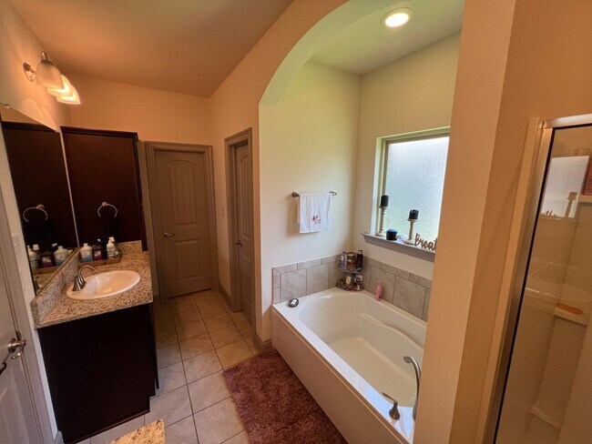Building Photo - 18063 River Landing Dr