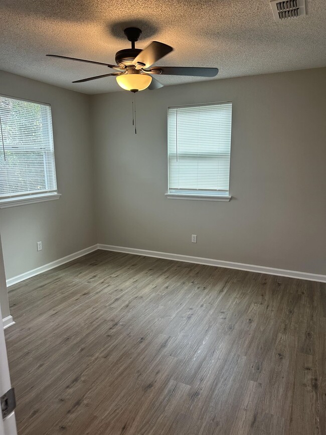 Building Photo - 707 Dent St