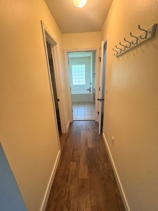 Building Photo - Spacious 4 Bedroom in South Crestview!