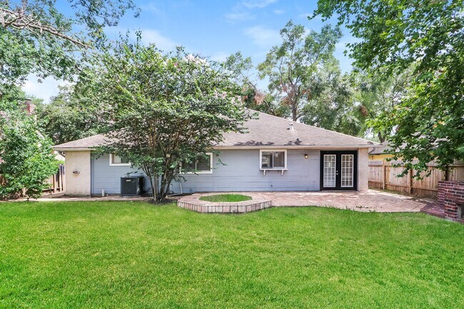 Building Photo - 15422 Pebble Lake Dr