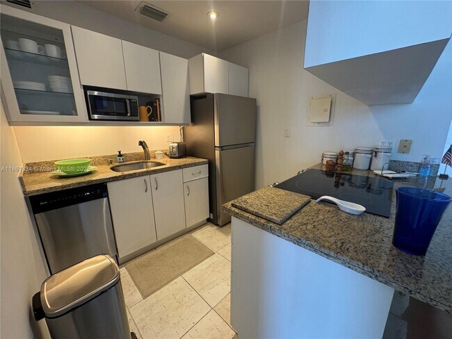 Building Photo - 5401 Collins Ave