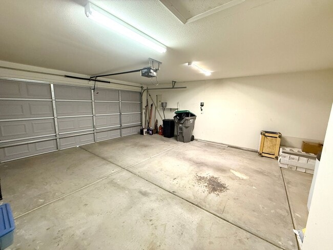 Building Photo - Charming 2 Bed, 2 Bath Home with Open Floo...