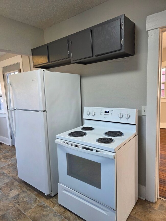 Building Photo - Large 3 Bedroom newly updated house for rent!