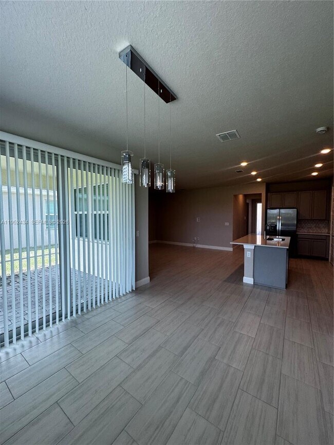 Building Photo - 6712 Cloverdale Ave