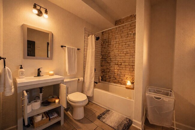 Building Photo - 1925 N Prospect Ave