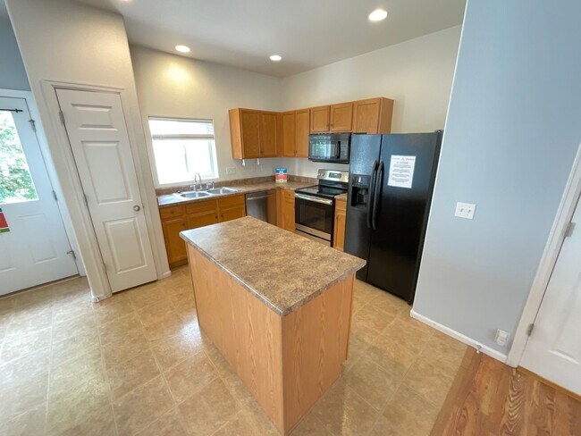Building Photo - 2 Bedroom Townhome Available Near S Circle...