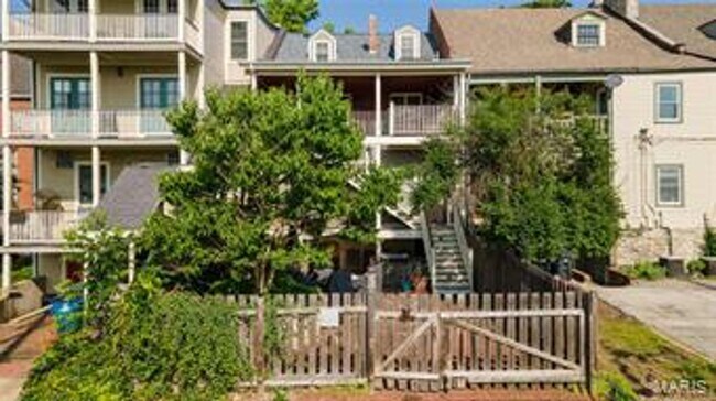 Building Photo - Beautiful 2 bedroom/ 2 bathroom apartment located right on Historic Main Street in St. Charles.