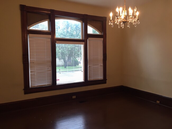 Living Room, view of neighborhood - 1520 S Louisiana St