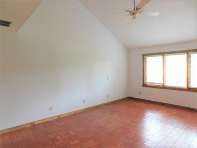 Building Photo - 20 Toppin Dr