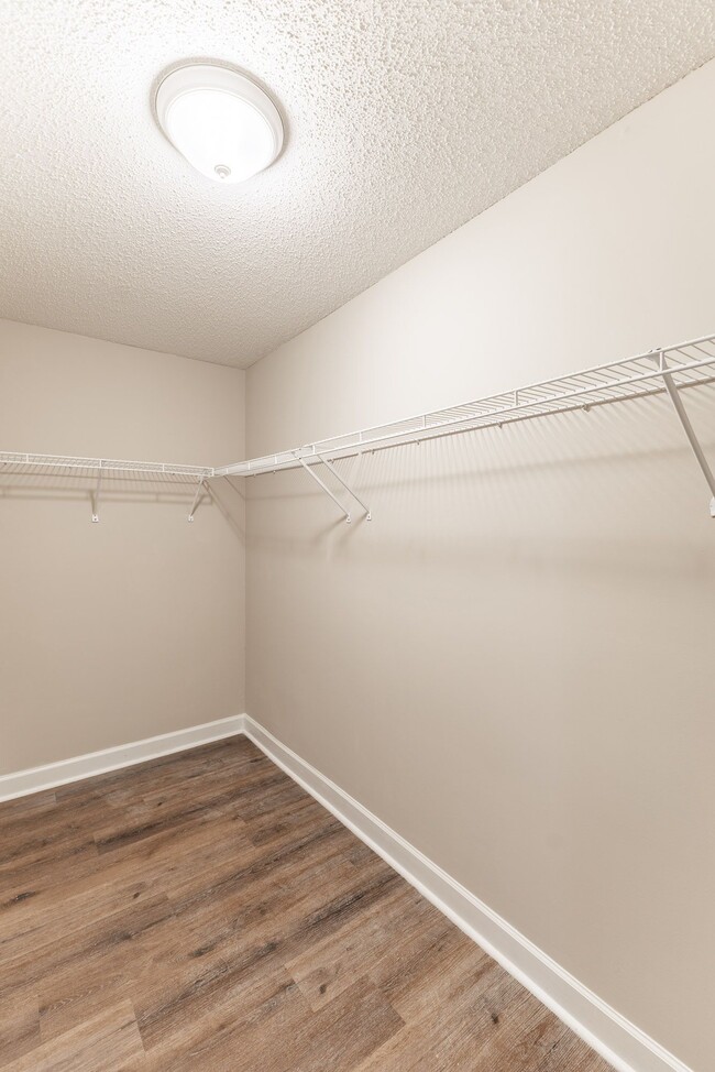 Building Photo - 127 Knotting Pl