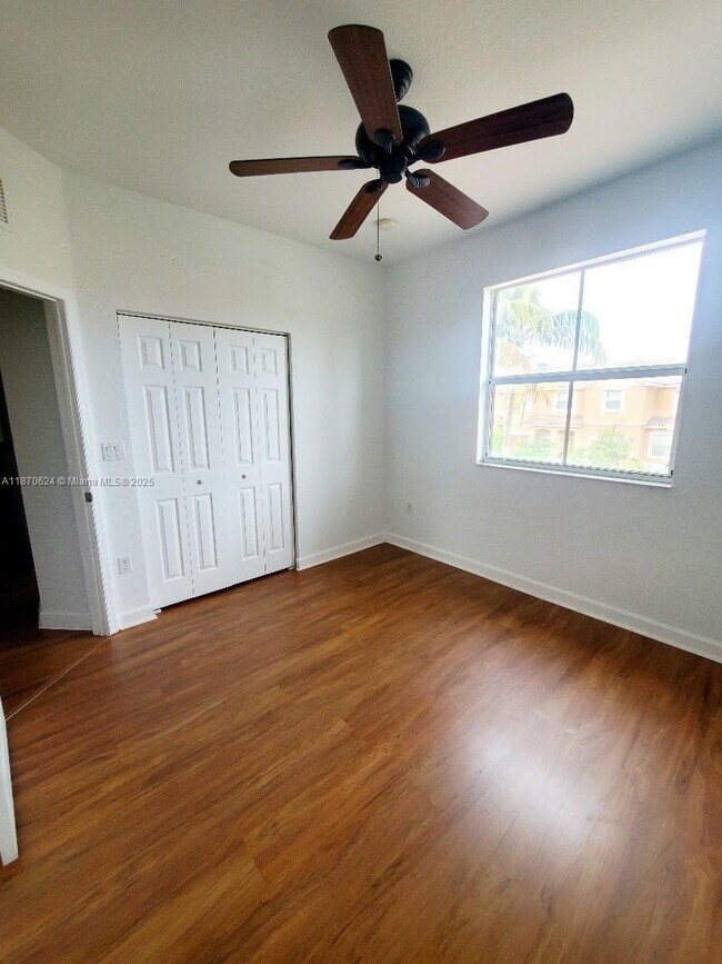 Building Photo - 1030 NE 41st Pl