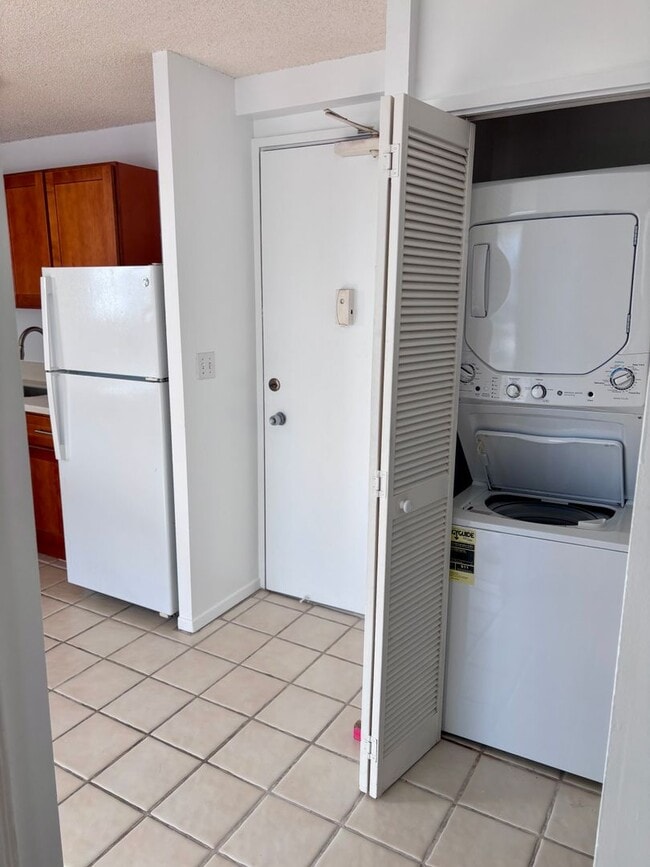 Building Photo - Available Now : 1 bedroom, 1 bath with 1 assigned parking stall in Summer Villa