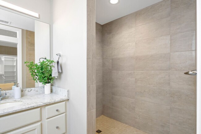 Building Photo - Lease Unfurnished $1900