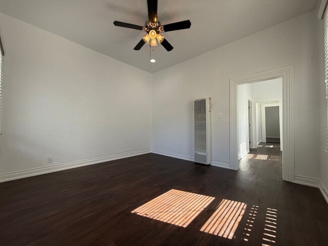 Building Photo - Beautiful 2 Bedroom House With Private Bac...