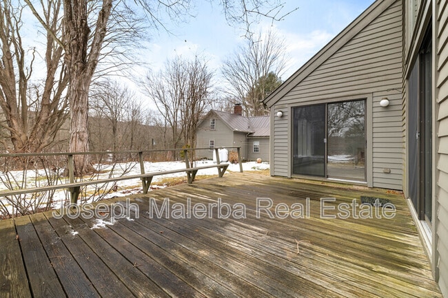 Building Photo - 8 Honey Hill Ln