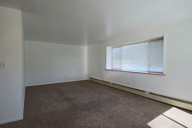 Building Photo - 2565 Willow Ln