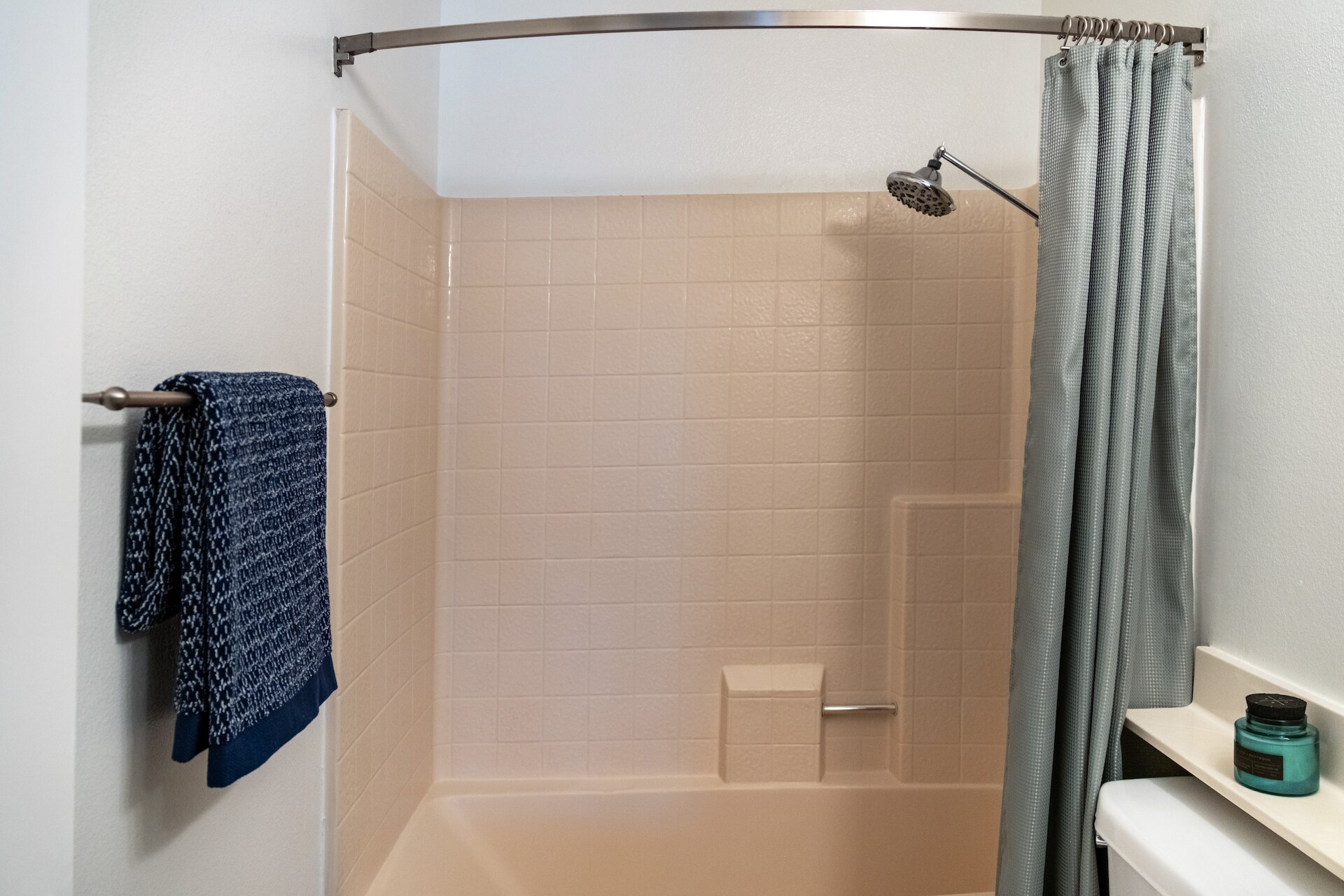 Primary en suite bathroom - 6638 Clybourn Ave