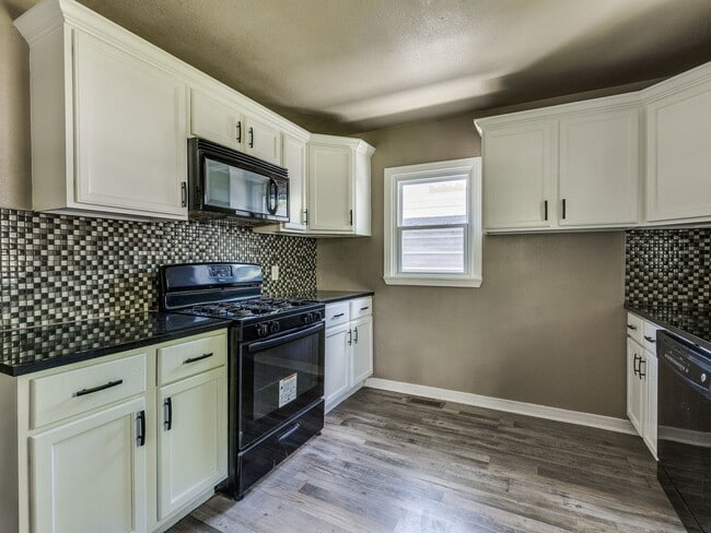 Building Photo - Great home, 4 bedrooms or 3+study, 1.5 bat...