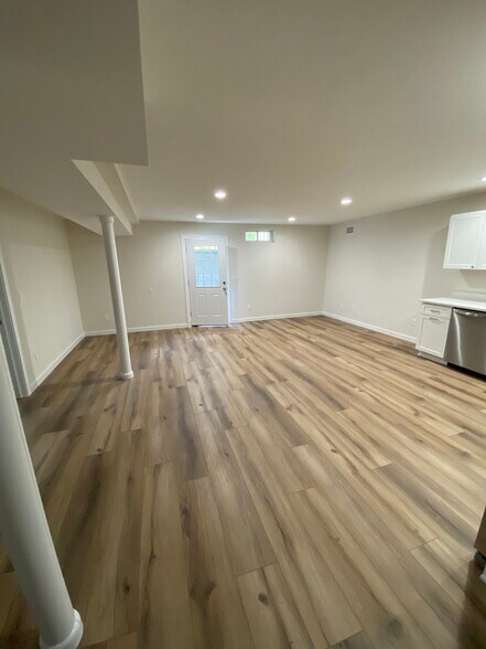 Building Photo - 64 Hallock Landing Rd